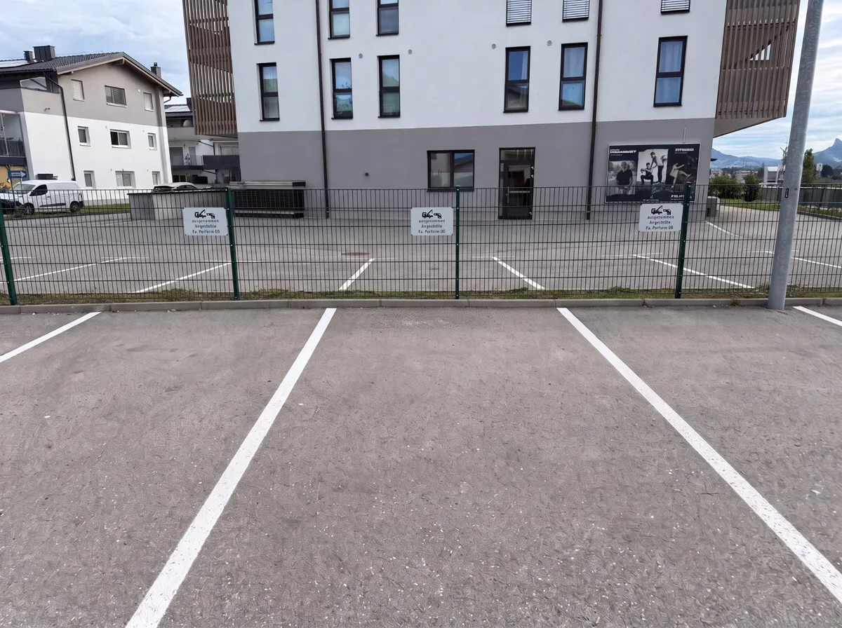 Kostenlose Parkplätze direkt vor Perform Language am Mundiglerweg 2 in Wals