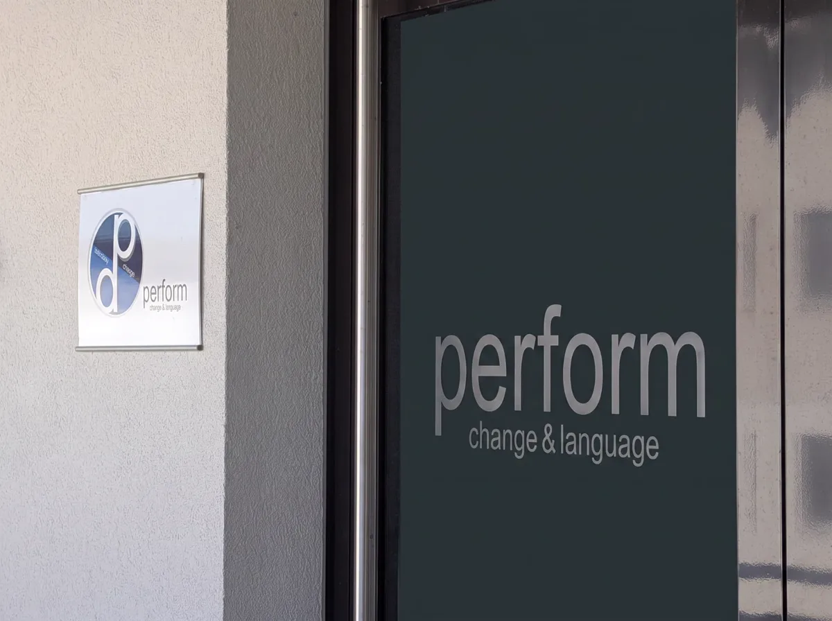 Eingang von Perform Language am Mundiglerweg 2 in Wals